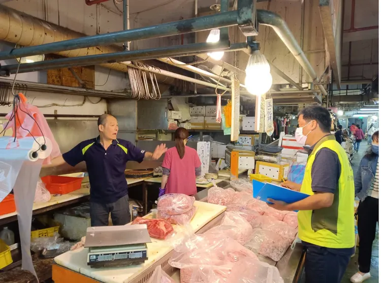 新竹市宣布公有市场猪肉摊商免收1个月租金。新竹市政府提供