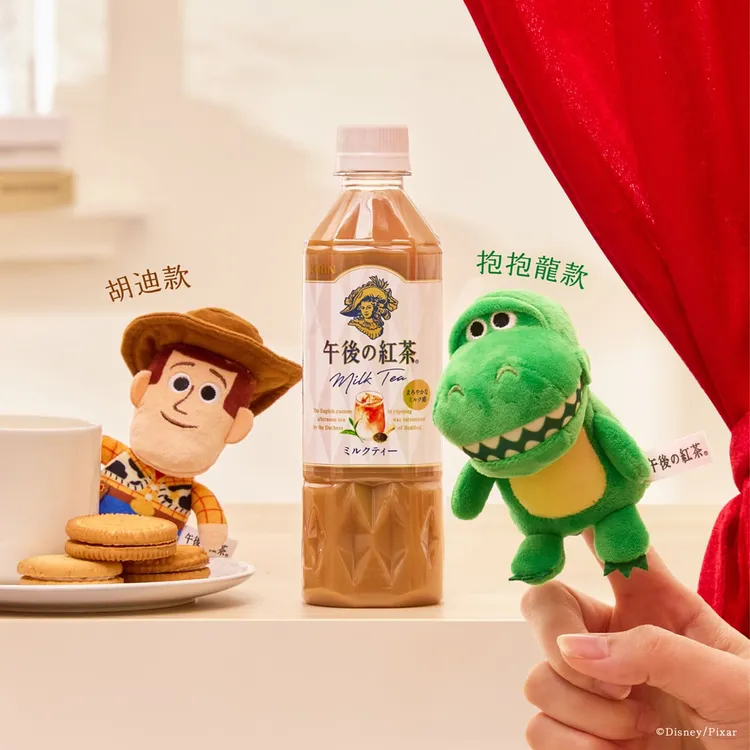 此次聯名採用角色禮盒包裝設計，分別搭配濃厚「午後奶茶」與清爽「無糖紅茶」。業者提供