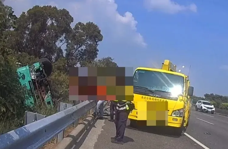 大貨車失控衝撞護欄摔落邊坡，駕駛意識清楚、肢體外傷送醫。民眾提供