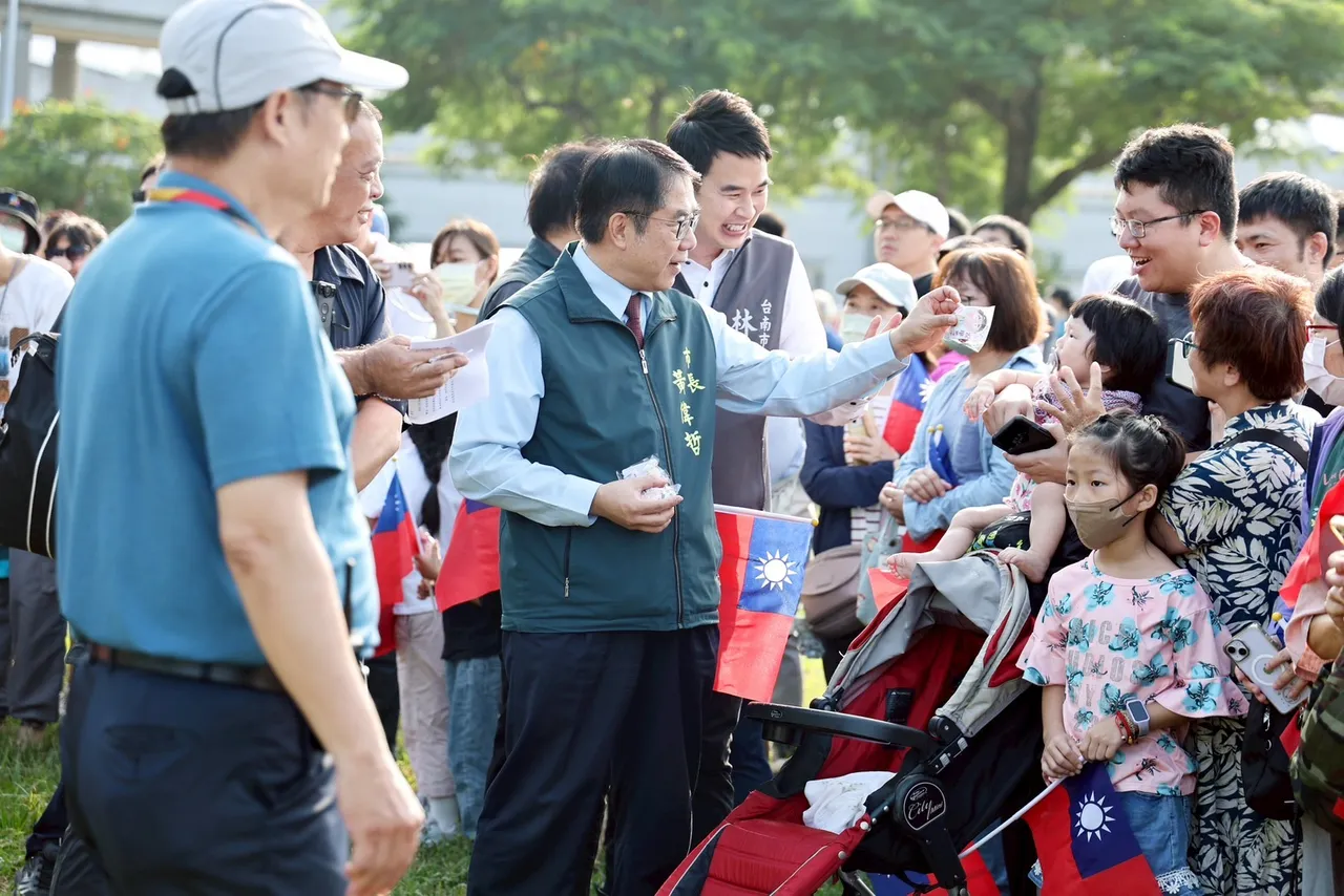 黃偉哲說,南市走過年初震災及日前風災,升旗典禮象徵重新站起,格外有意義。南市府提供