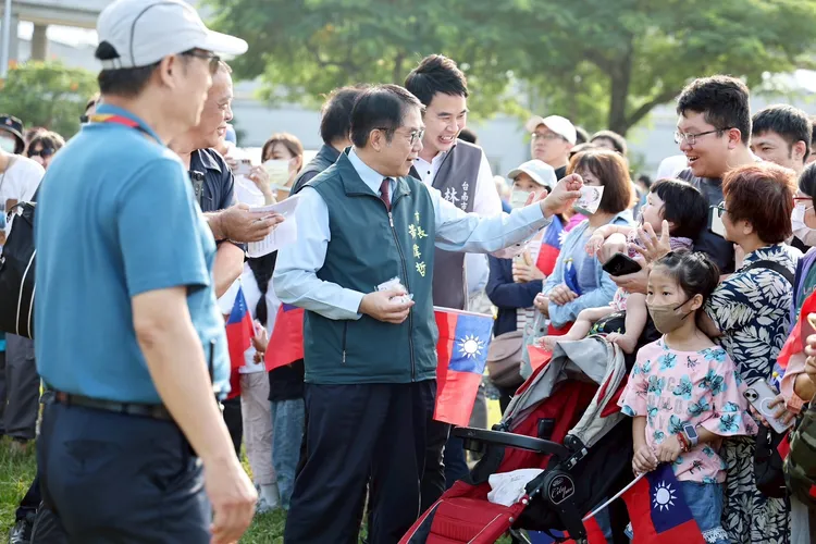 黃偉哲說，南市走過年初震災及日前風災，升旗典禮象徵重新站起，格外有意義。南市府提供
