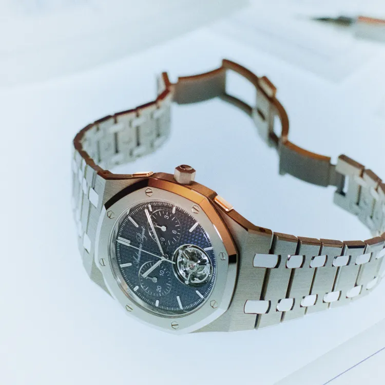 AP Royal Oak皇家橡樹系列「Jumbo」超薄自動上鏈飛行陀飛輪計時碼錶RD#5，39mm，鈦金屬錶殼與塊狀金屬玻璃（BMG）錶圈與按把，「雲夜藍 50」Petite Tapisserie錶盤，鈦金屬與BMG 錶帶，8100自動上鏈機芯，72小時動力儲存，防水深度20米，限量150只。品牌提供