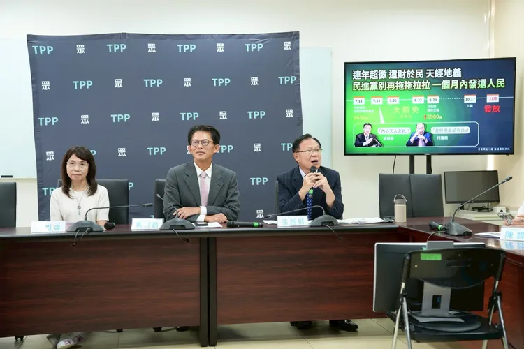 民眾黨團召開記者會說明特別預算刪減狀況，民眾黨團總召黃國昌、副總召張啓楷、幹事長陳昭姿。民眾黨提供