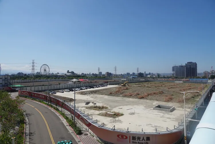 新光人壽T17、T18基地的動土典禮，現場可見怪手進駐。江孟謙攝