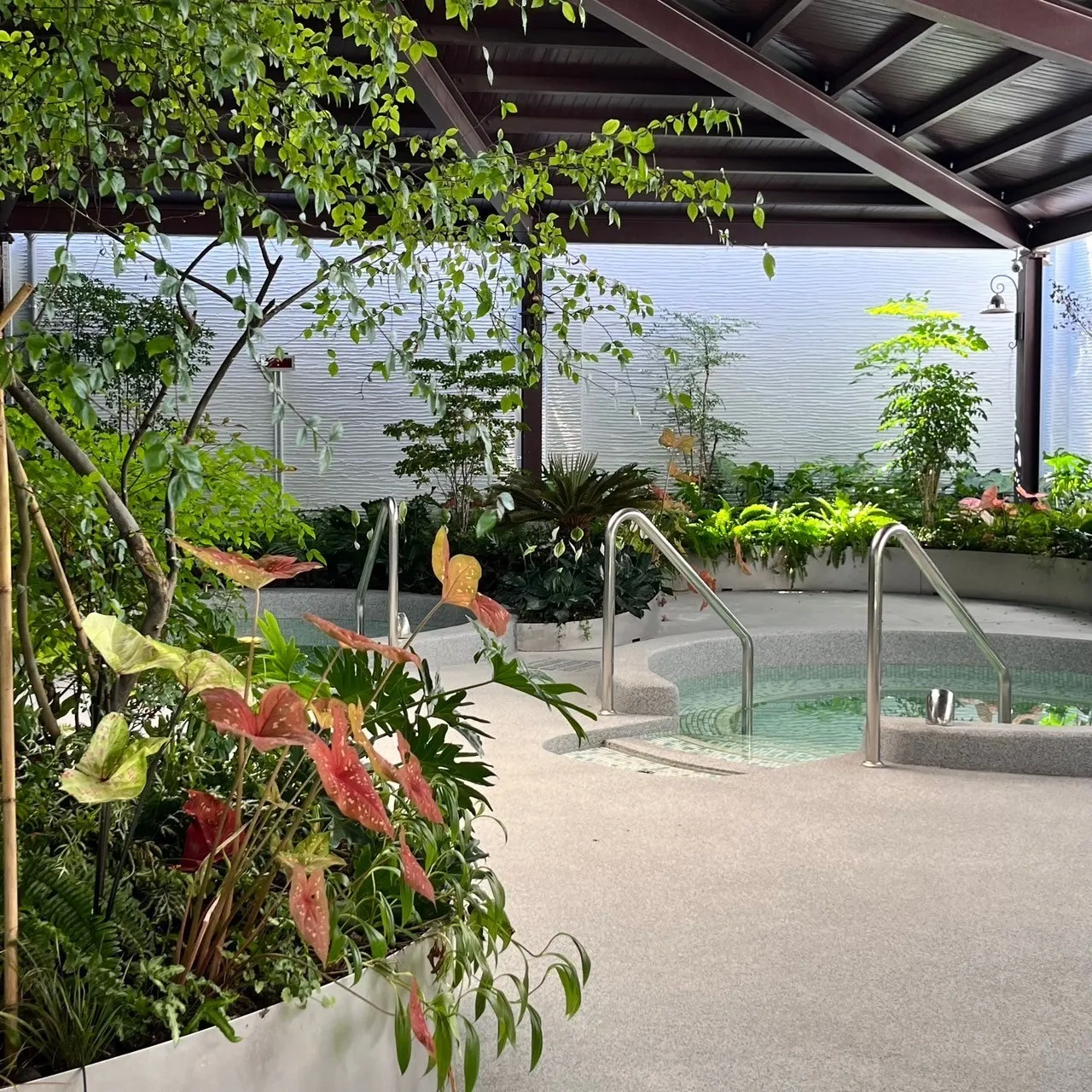 冠翔泉旅2024年六月启动试营运至今,以绿植温泉与疗愈美食的黄金组合深受旅人喜爱。业者提供