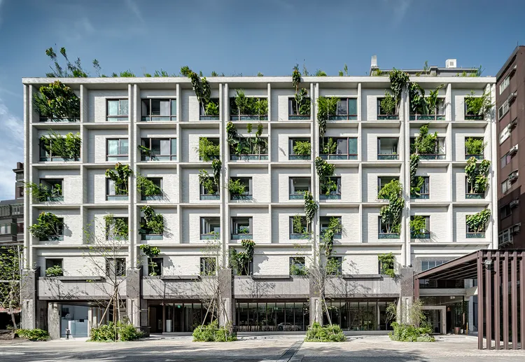 《绿境一泊一食住宿券》下杀38折,双人住宿、双人早餐,住宿期间免费使用泉境SPA设施只要4588元。业者提供