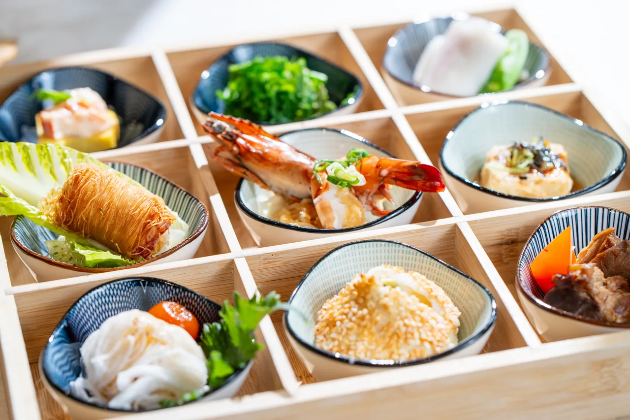 《泉境一日券》优惠价56折,泉境SPA设施、鱼吻池、草本五行汤、烤箱,用餐+泡汤一套买五送一只要4200元。业者提供