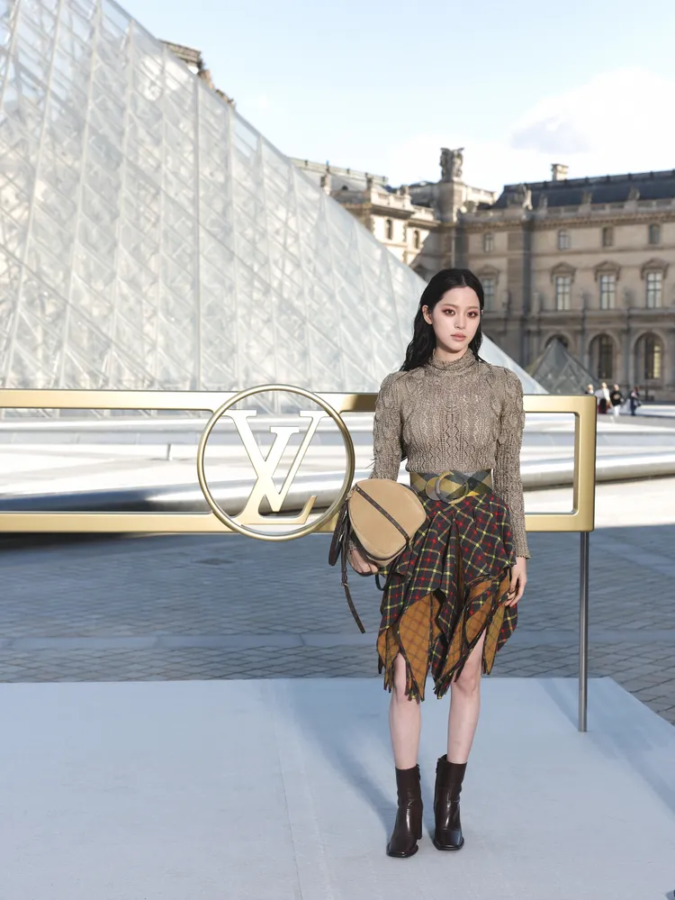 歐陽娜娜被台灣、中國網友緊盯，還未對中國國慶表態。品牌提供