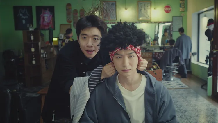 白敬亭無偶包嘗試「捲捲爆炸頭」。中天電視提供