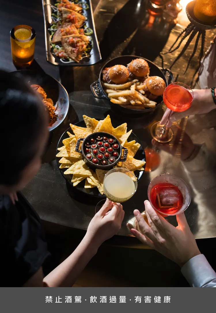 「M.O. Bar」魅力登場「Día de los Muertos」萬聖派對，以美味香氣交織出令人難忘的派對之夜。台北文華東方酒店提供