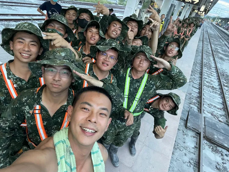 孫綻跟國軍弟兄合影。伊林提供