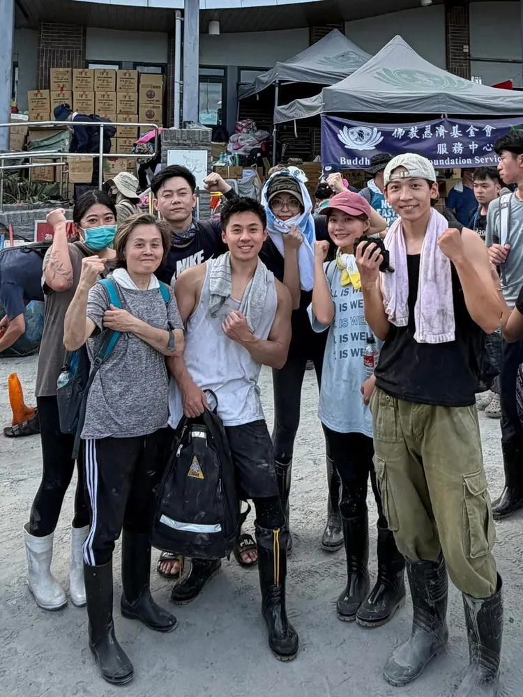 雲朵姐姐（右二）與朋友一起到花蓮當志工。雲朵姐姐提供