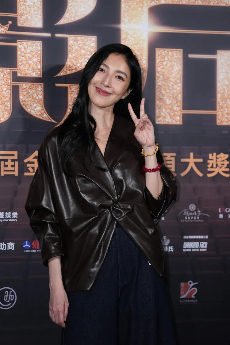 楊謹華終於摘下后冠。彭欣偉攝