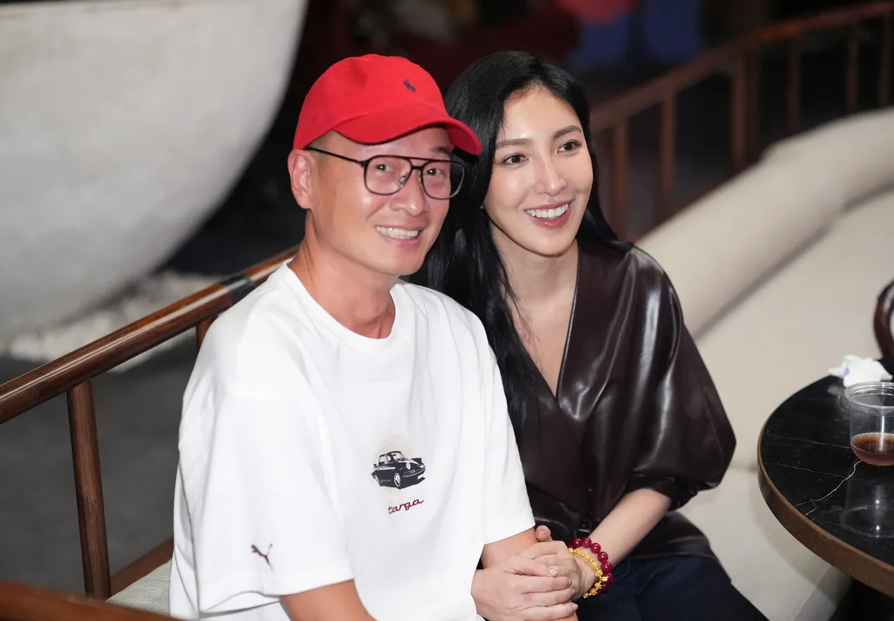 杨谨华紧紧挽著老公的手,瞬间变小女人。彭欣伟摄