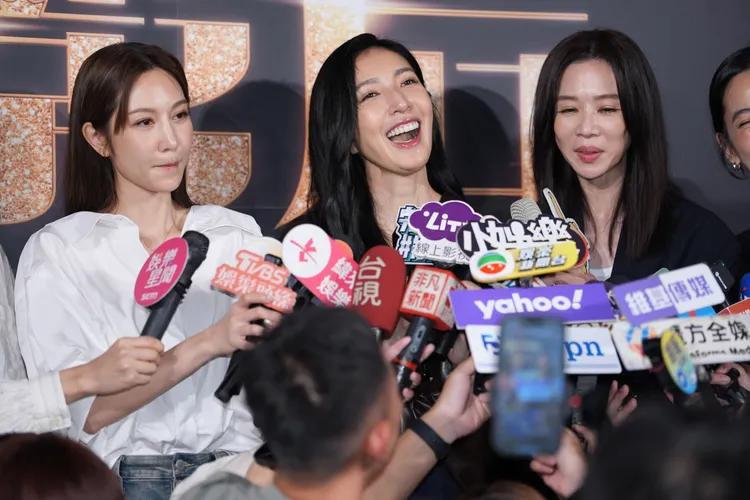 楊謹華（中）受訪時掩不住開心，左為拿下女配角獎的曾莞婷、右為謝盈萱。彭欣偉攝影