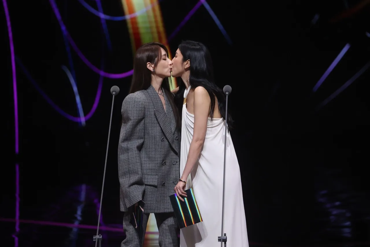 杨谨华(右)和柯佳嬿颁奖玩亲亲。三立电视提供
