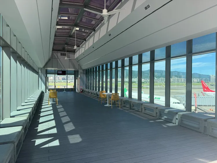 松山機場觀景台新完工空橋內部。民航局提供