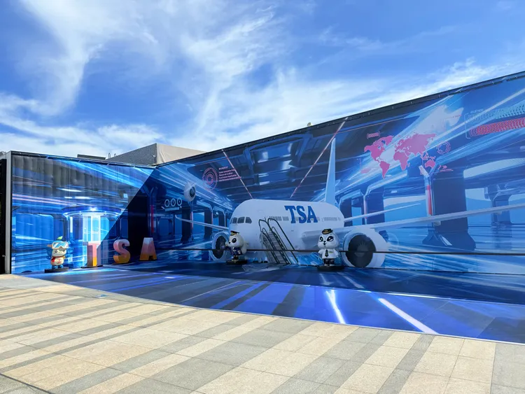 松山機場觀景台新亮點包含3D彩繪牆等。民航局提供