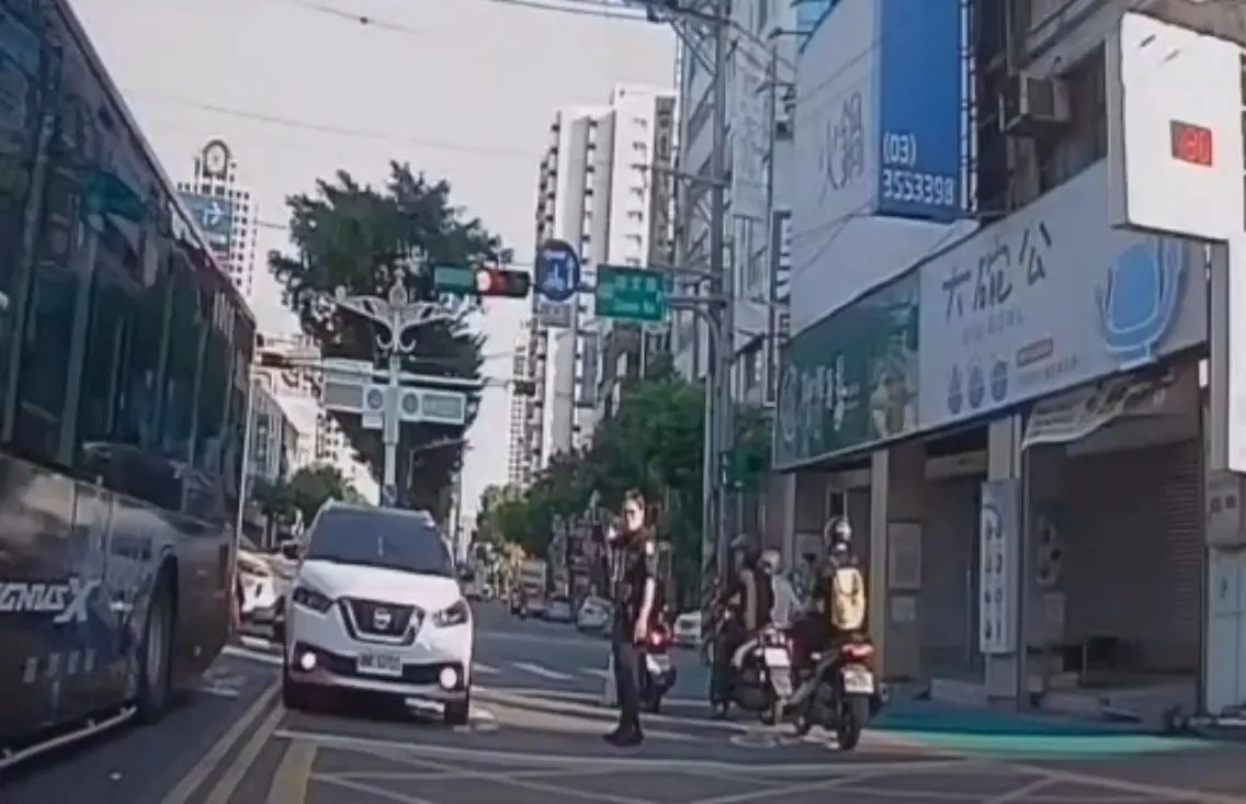 警方疏导回堵车流。翻摄画面