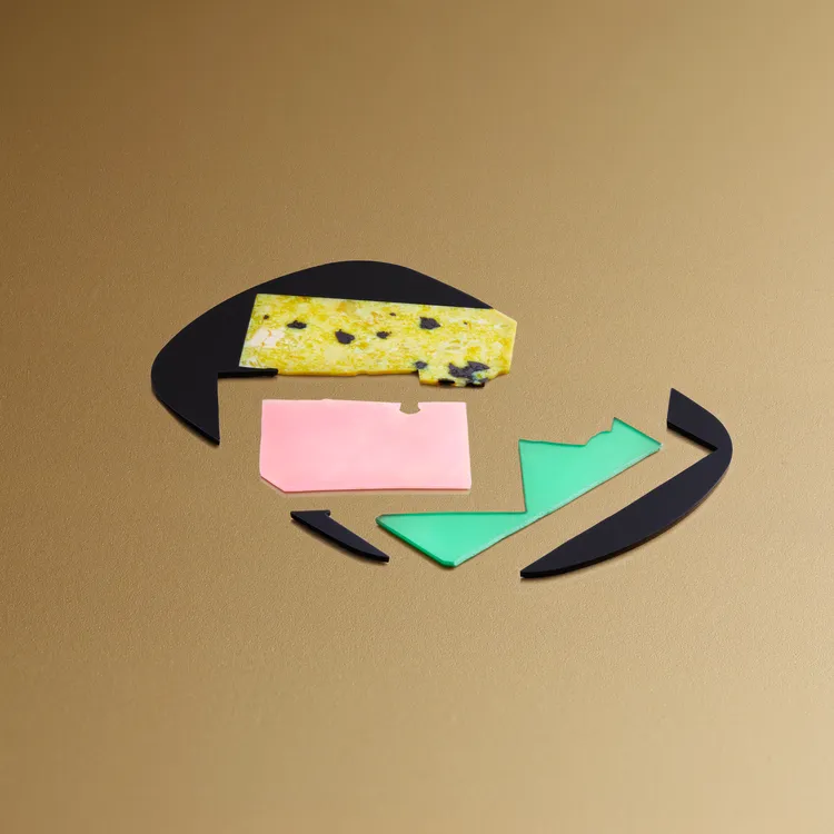 伯爵以「色彩」為主題，運用黑瑪瑙作為錶盤，鑲嵌黃色蛇紋石、粉紅蛋白石與綠玉髓。品牌提供