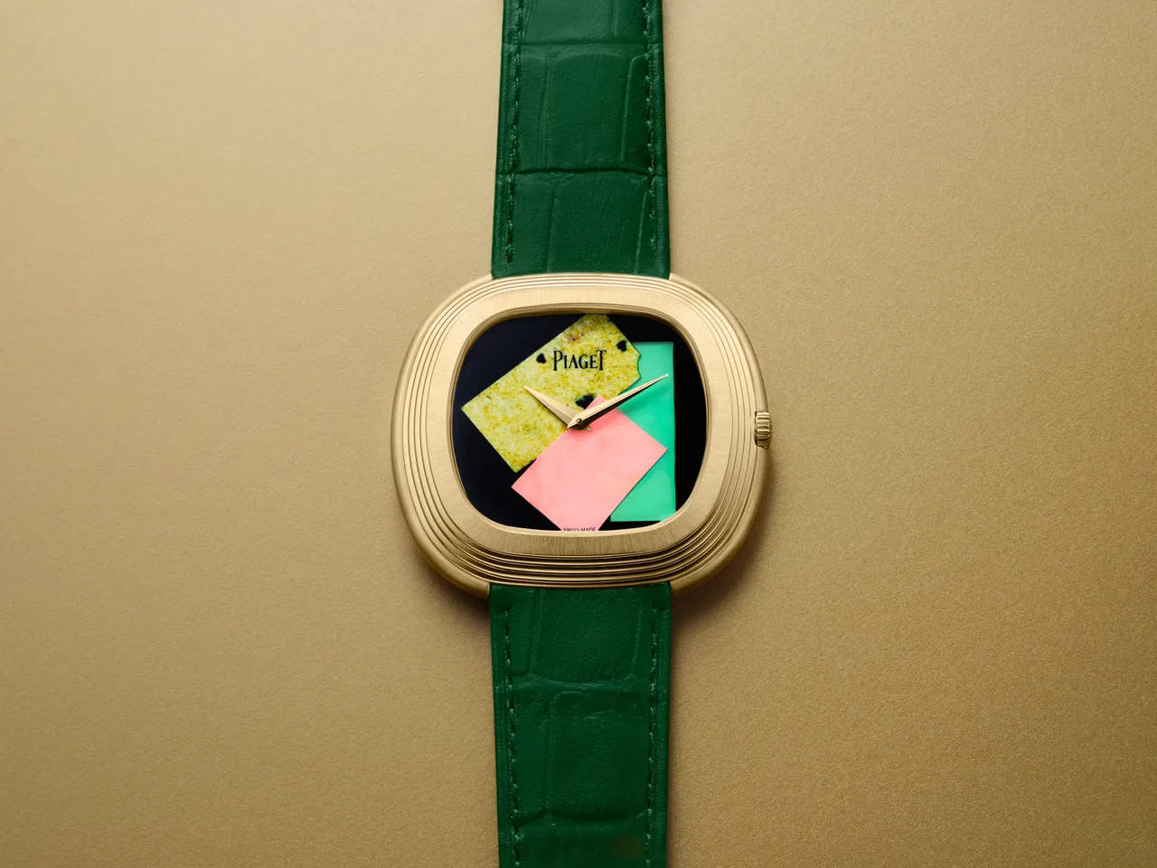 PIAGET Andy Warhol系列Collage 18K黄金彩色宝石面盘自动上链腕表,45mm,18K黄金表壳,黑玛瑙表盘(镶嵌黄色蛇纹石、粉红蛋白石与绿玉髓),绿色鳄鱼皮表带,PIAGET自制501P1自动上链机芯,动力储存约40小时,防水深度30米,限量50只,237万元。品牌提供