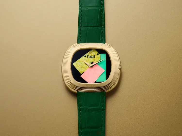 PIAGET Andy Warhol系列Collage 18K黃金彩色寶石面盤自動上鍊腕錶，45mm，18K黃金錶殼，黑瑪瑙錶盤（鑲嵌黃色蛇紋石、粉紅蛋白石與綠玉髓），綠色鱷魚皮錶帶，PIAGET自製501P1自動上鍊機芯，動力儲存約40小時，防水深度30米，限量50只，237萬元。品牌提供