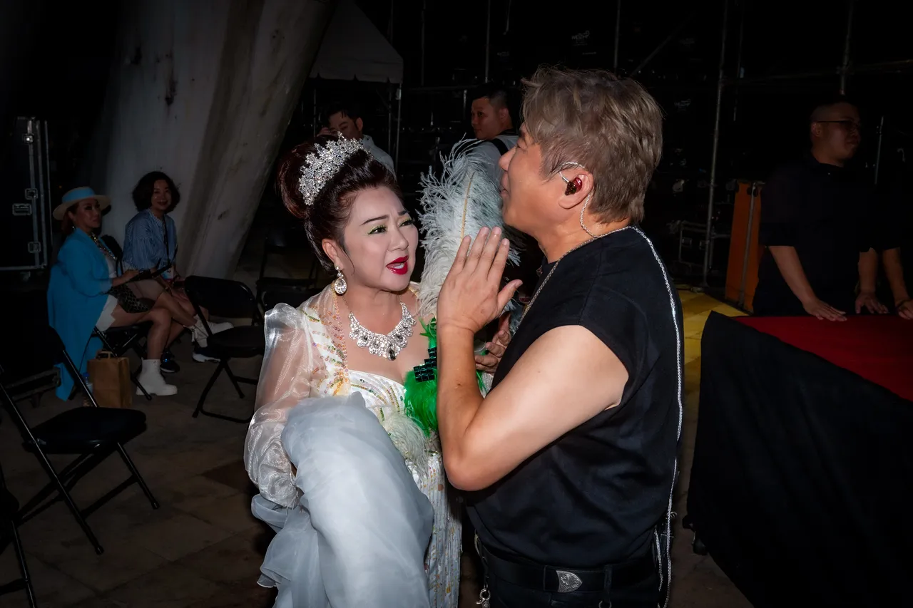 胡瓜和白冰冰在后台有说有笑。三立提供