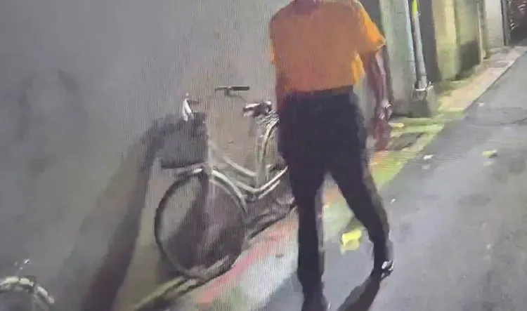 員警埋伏於李男住處附近逮人。警方提供