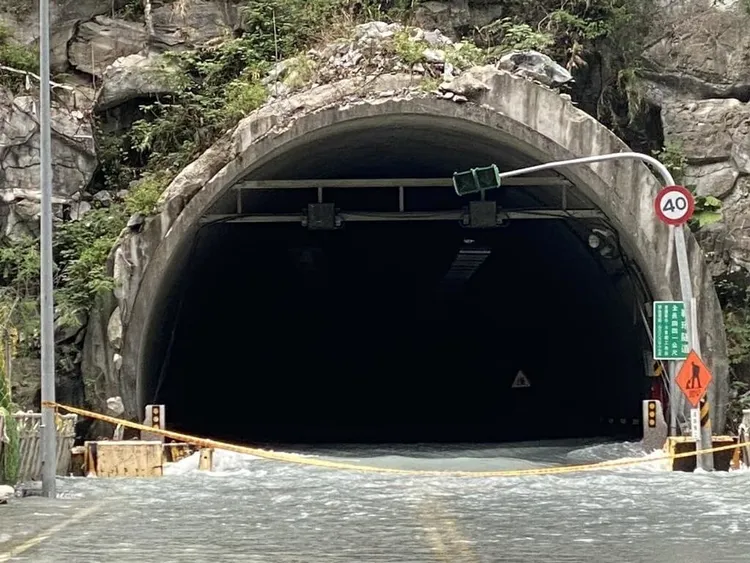 立霧溪燕子口堰塞湖，林保署花蓮分署進行減災工程， 25日壩體已降挖近2公尺， 26日進行壩體深槽線開挖。台8線靳珩隧道西口（燕子口步道西口）以東到魯丹橋路段則因為堰塞湖水溢流，持續管制人車進入。林業保育署花蓮分署提供