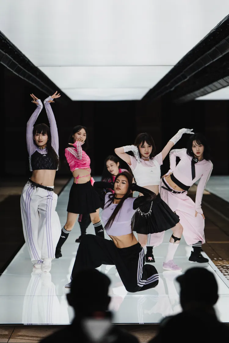 「DANCE CLASH」將品牌標誌性三條線元素融入舞蹈文化。品牌提供