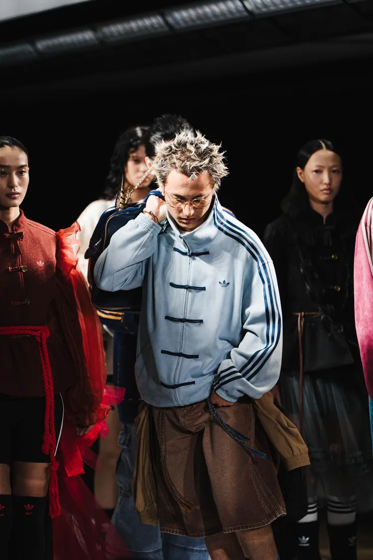 第二章節「MODERN CHINA」融合東方哲思與創意力量，如外套融入中國盤扣設計。品牌提供