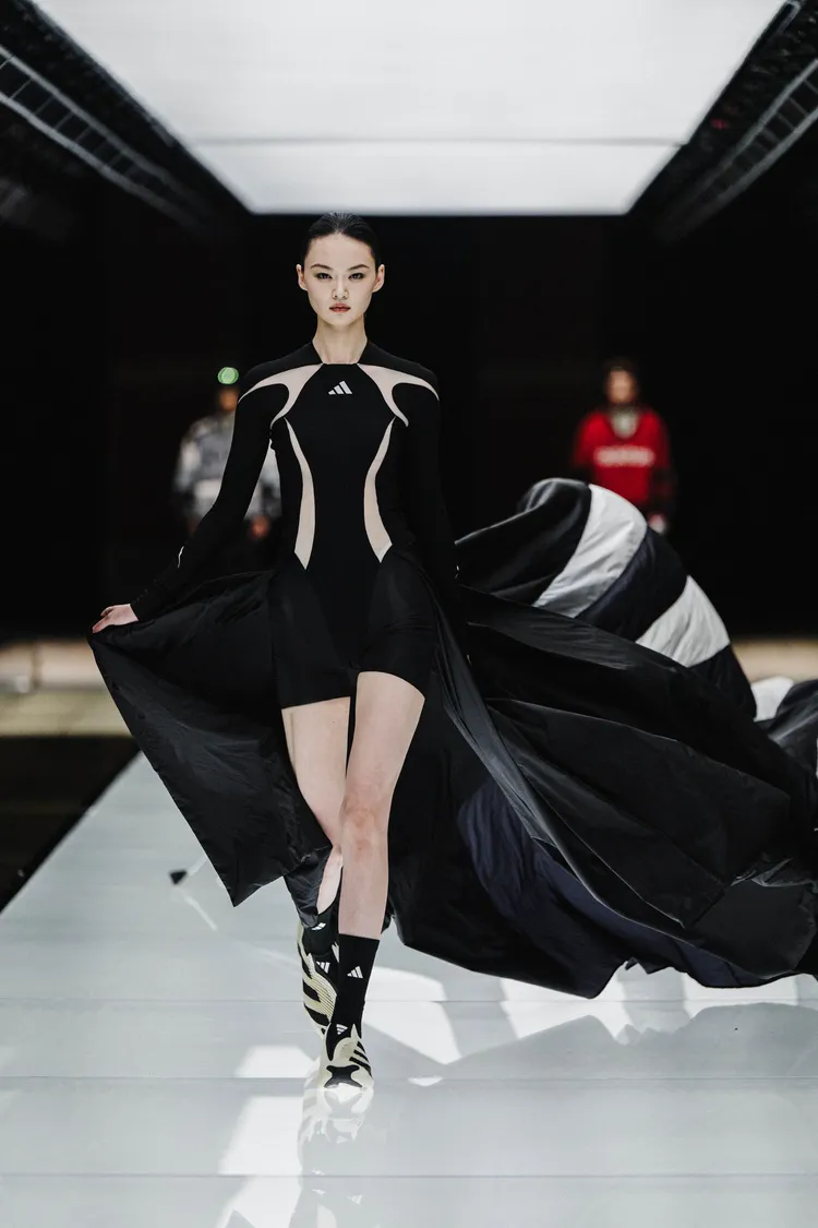 超模賀聰壓軸登場身穿五米長三條線長裙搭配 FUTURECOOL X 系列鞋款。品牌提供