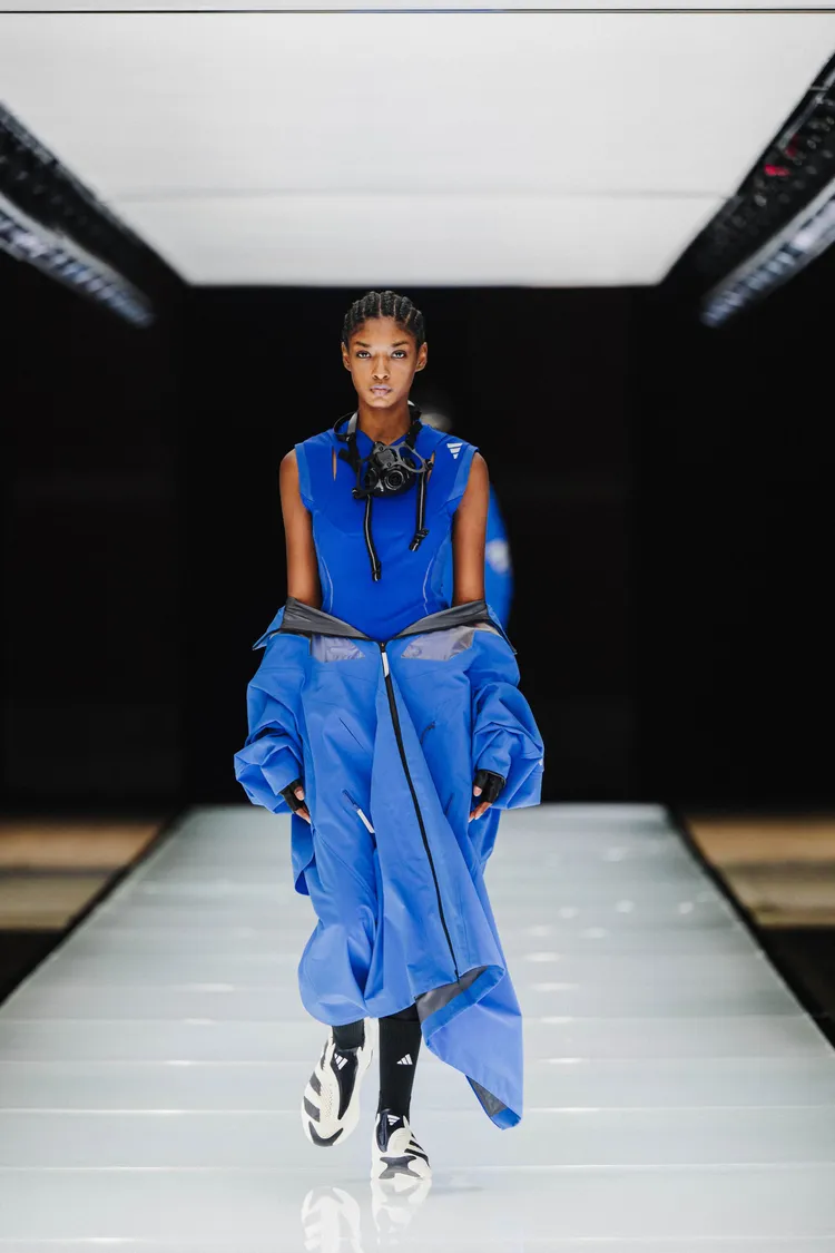 大秀第一章「FUTURE STRIPE」以未來競速的想像與先鋒的設計語言，演繹前衛競速美學。品牌提供