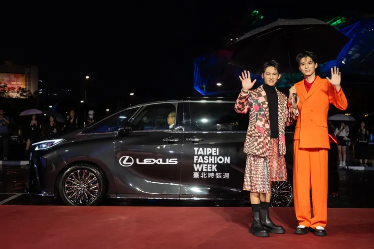 溫昇豪、王品澔搭乘旗艦尊榮座駕LM出席臺北時裝週大秀活動。業者提供