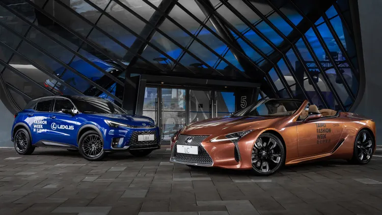 LEXUS LC 500 Convertible、LBX於現場展出，為跨界時尚大秀注入獨一無二的時尚魅力。業者提供