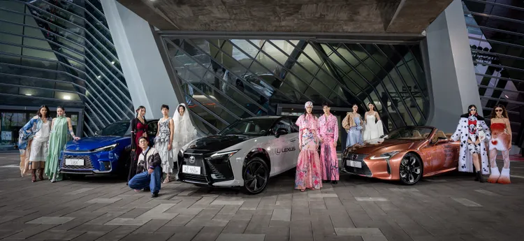 模特群穿著設計師華服與LEXUS RZ 550e F SPORT、LC 500 Convertible、LBX展車合影,展現豪華車款與時尚藝術交織的風景。業者提供