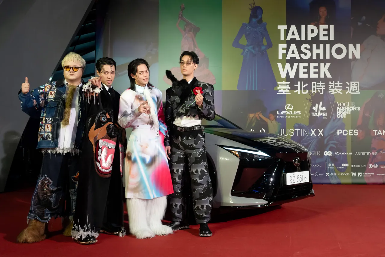 TRASH身穿台灣設計師品牌與LEXUS豪華純電休旅RZ 550e F SPORT合影,展現搖滾氣勢。業者提供