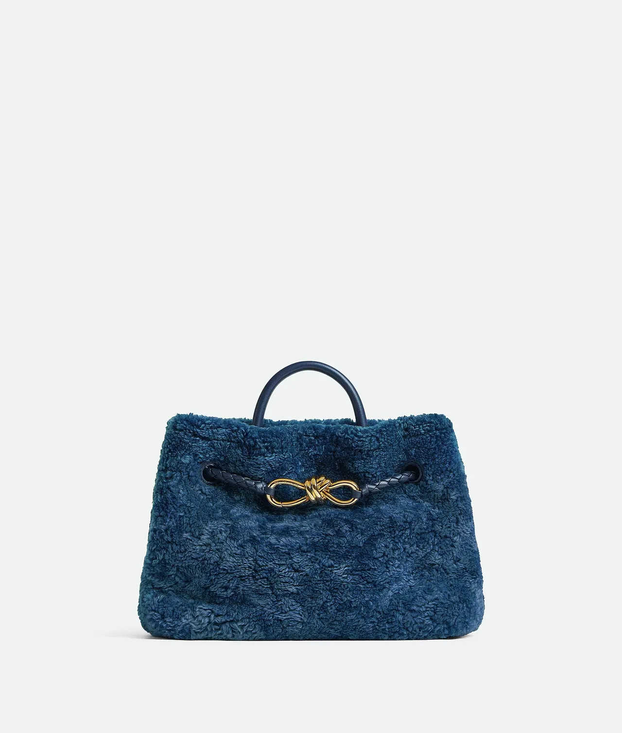 Bottega Veneta ANDIAMO牛仔布长毛羊皮小型手提肩背包,15万9300元。品牌提供