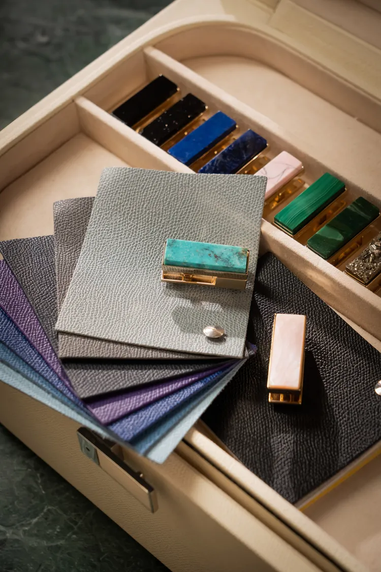 Valextra 台中店首度引進「非凡鎖扣 Extraordinary Locks」專屬客製服務。品牌提供