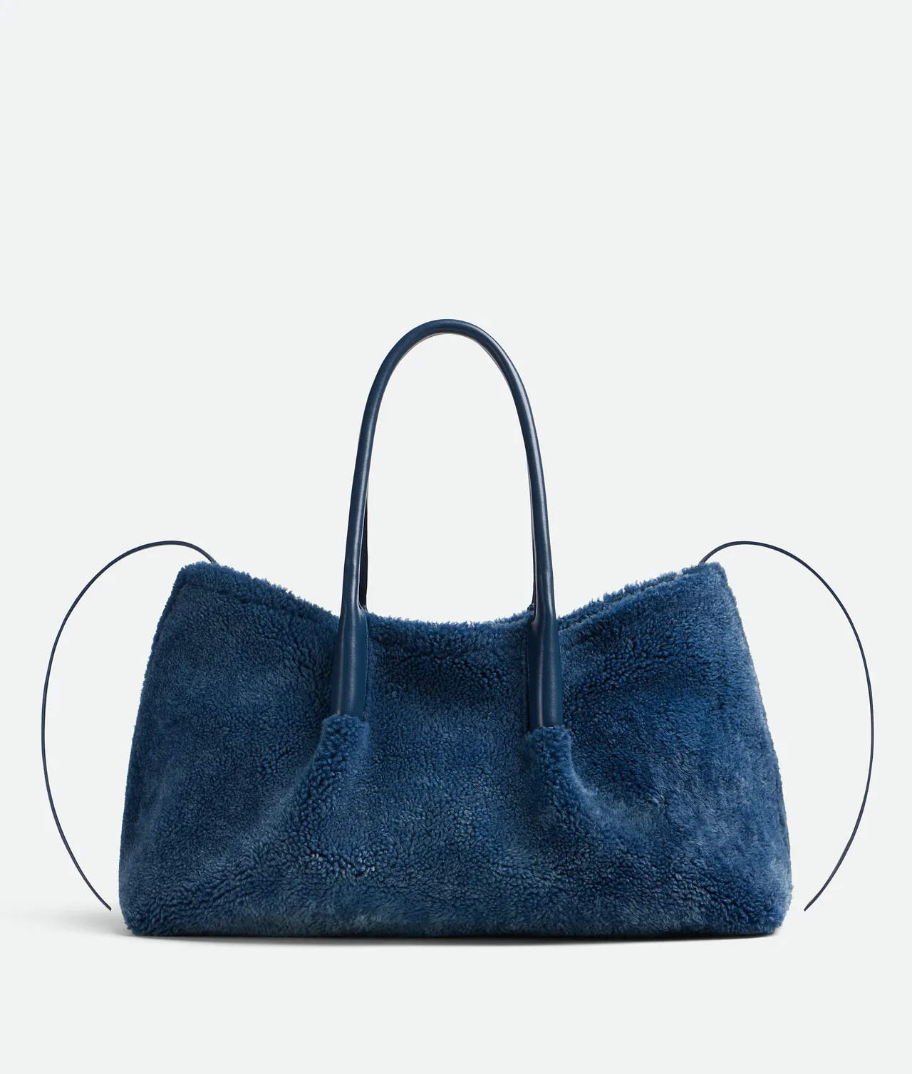 Bottega Veneta PINACOTECA牛仔布长毛羊皮手提肩背包,14万5600元。品牌提供