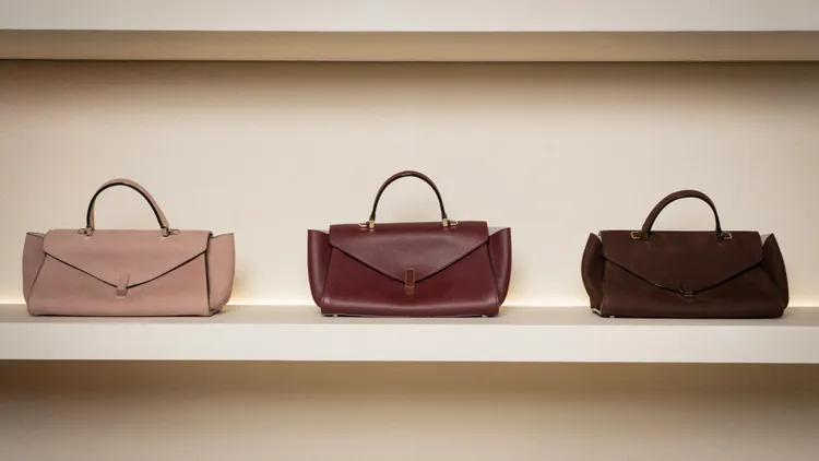 Valextra台中新光三越店展示全新2026春夏系列Anatomy A Study of Movement全新包款Iside Editor。品牌提供