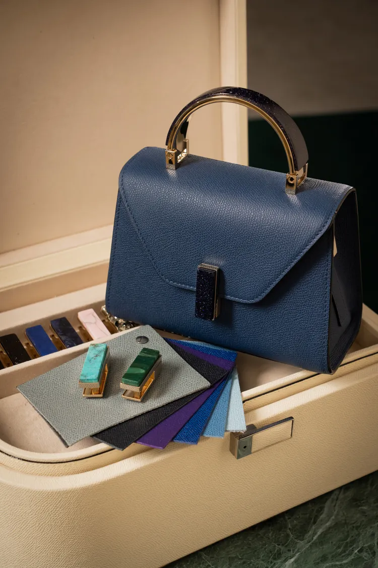 Valextra台中店首度引進「非凡鎖扣 Extraordinary Locks」專屬客製服務。品牌提供