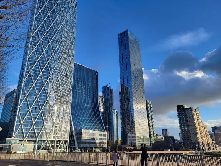 朱忠彪的妻子王晓燕,在英国最高的住宅摩天大楼Landmark Pinnacle(右)购置59楼豪宅。中央社