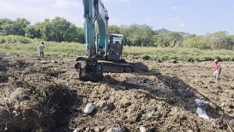 市府派人在霧峰掩埋場加強覆土。江和樹提供