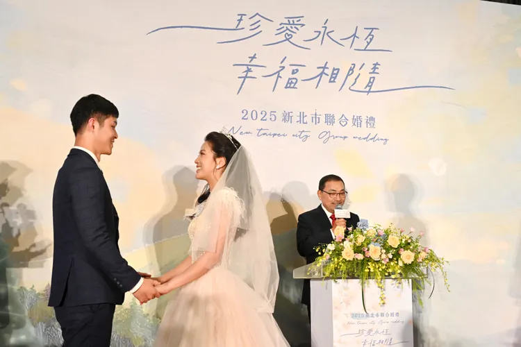 侯友宜勉勵新人們，要相互扶持尊重、共同承擔生活挑戰。民政局提供