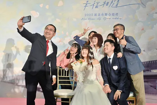 新北联合婚礼逾百对新人浪漫成亲 侯友宜:续推「婚育一条龙」政策拉高生育率