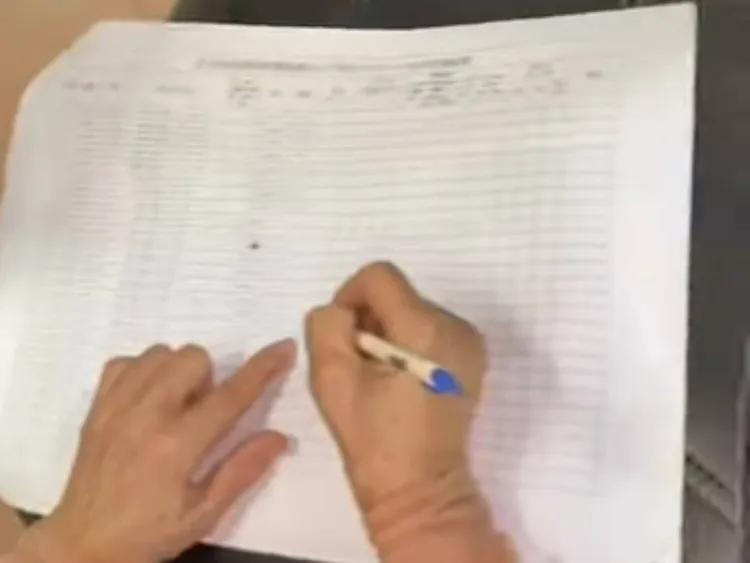 影片中女鄰長正在簽屬文件。翻攝臉書《花蓮光復人》