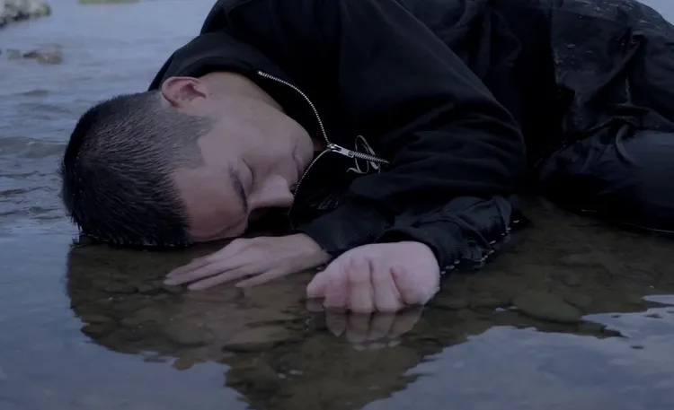 牧森擱淺在無人島，一路全身濕透到殺青。周子娛樂提供、截自YT〈路邊野餐〉MV