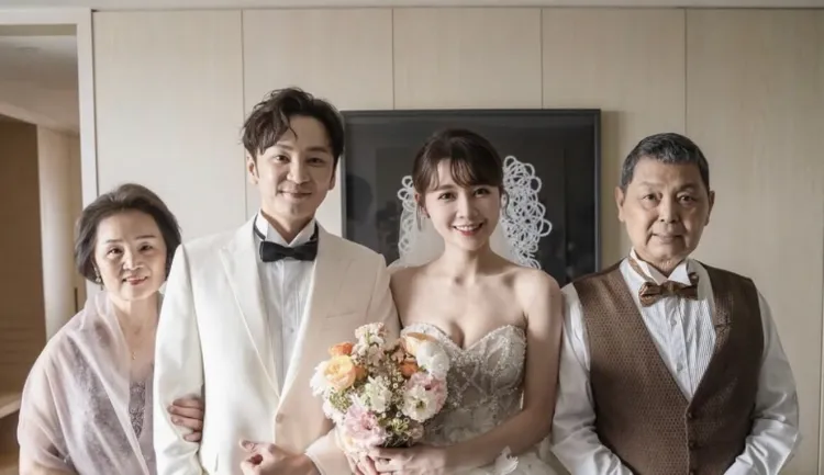 書偉（左2）發文思念已故爸爸（右）。翻攝IG