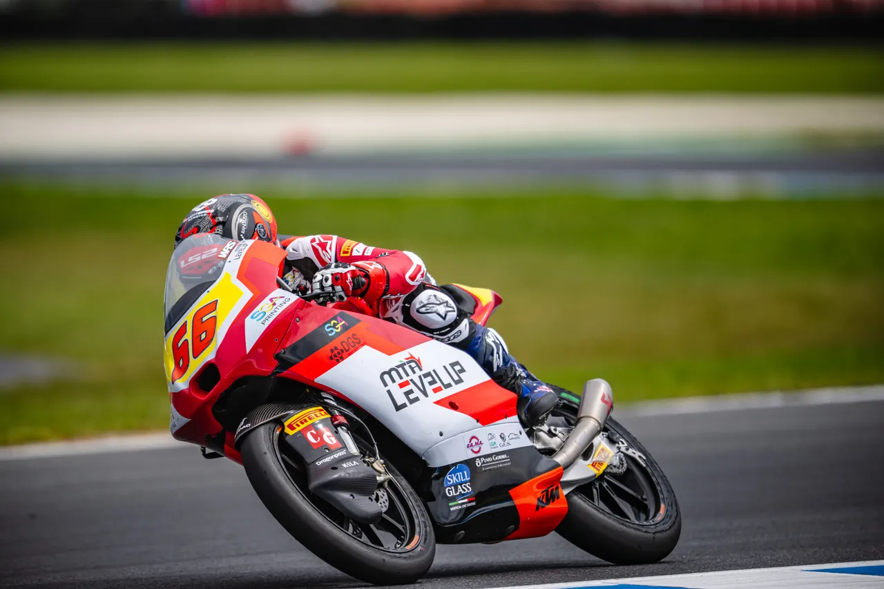 Moto3地主车手Joel Kelso虽全程紧咬,但仍以些微差距屈居第二。倍耐力提供
